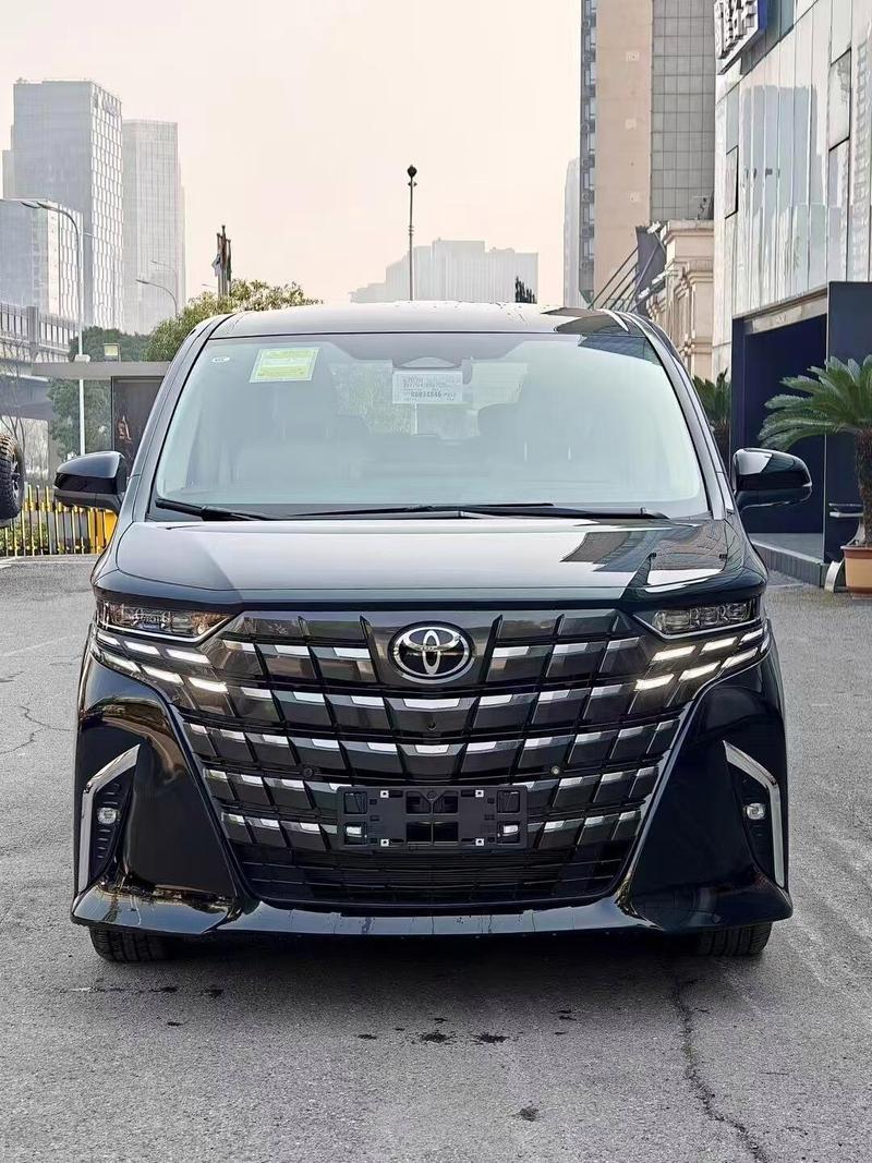 丰田埃尔法英文,丰田小埃尔法15万