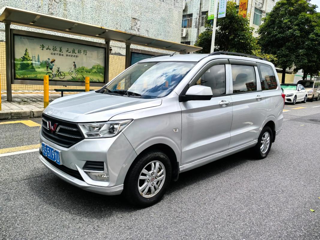 【五菱宏光s7座报价,五菱宏光七座s1售价多少钱】